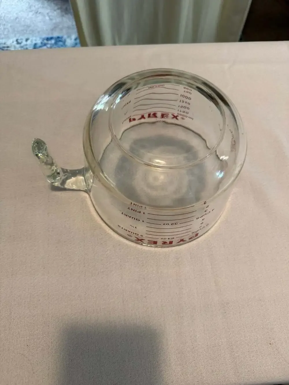 Vintage Pyrex 564 2 Quart / 8 Cup Glass Measuring Cup, Red Lettering
